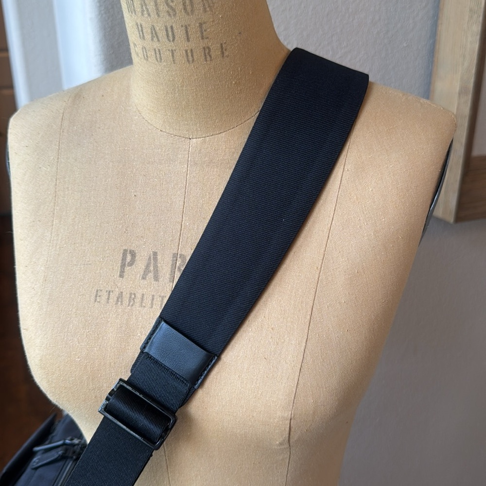 Cole Haan Unisex Central Compact Messenger Bag New With Tags! - Picture 4 of 6
